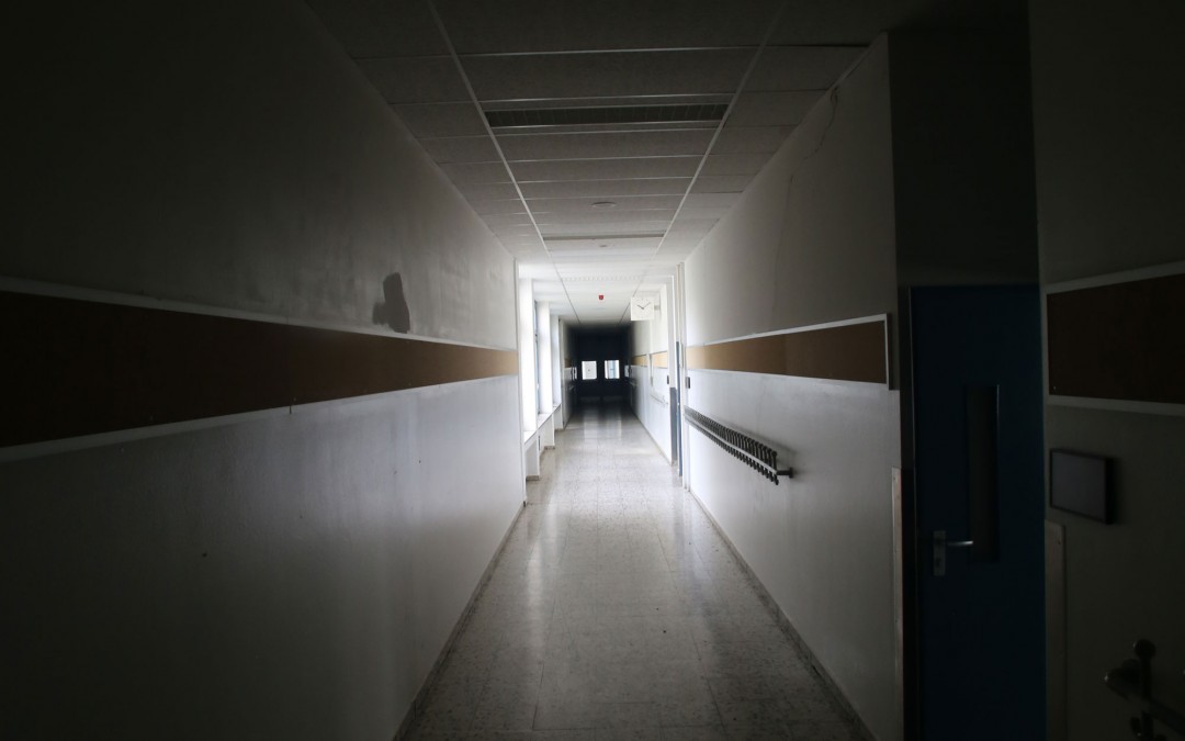 Ein verlassener Gang im Schulgebäude. (Foto: Christoph Eiben)